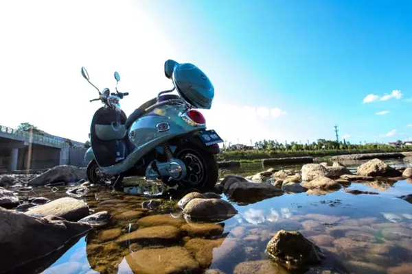 绿源的这组电动车街拍图，我给99分！