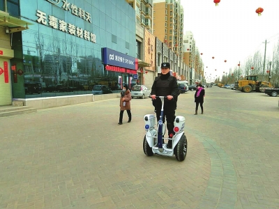甘肃：兰州新区智能电动平衡车亮相街头辅助执法